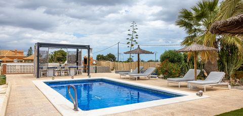 ¿Buscas espacio, tranquilidad, naturaleza y muchas posibilidades? Esta preciosa finca en Albatera lo tiene todo. Ubicada en una pequeña urbanización sobre una ladera, esta propiedad totalmente vallada cuenta con dos viviendas registradas por separado...