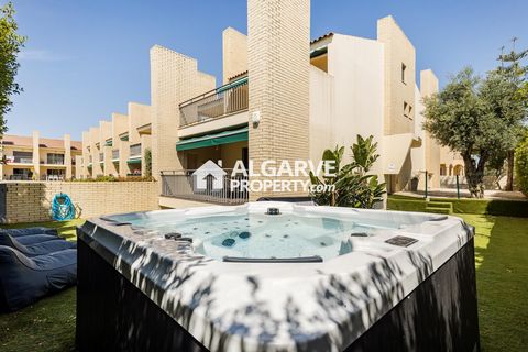 Esta excecional e moderna moradia semi-geminada com 6 quartos (V4+2) insere-se num condomínio fechado com piscina e jardim, oferecendo um estilo de vida sofisticado e com uma vasta gama de comodidades. Idealmente localizada a apenas 15 minutos de Vil...