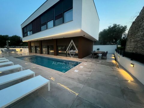 Slechts 5 km van het levendige centrum van Rovinj, in het rustige Rovinjsko Selo, staat deze exclusieve vrijstaande villa die luxe, doordacht design en uitzonderlijk wooncomfort combineert. De totale netto woonoppervlakte bedraagt 178 m², verdeeld ov...