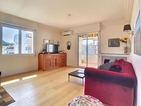Dans un environnement calme tout en étant à proximité immédiate de toutes les commodités, cet appartement de 3 pièces de 63 m² ,bénéficie d'un emplacement privilégié à Cannes, à quelques pas des Tennis du Martinez et de la Croisette. Situé au 5e étag...
