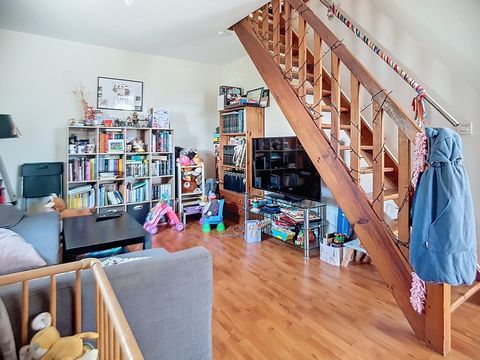 Votre conseiller Noovimo Pierre PATY ... ... vous propose : Idéalement situé, au 2 éme étage d'une petite résidence calme, le logement de type duplex (78 m2 au sol 67,8 m2 loi Carrez) comprend une entrée desservant un salon spacieux et lumineux ouver...