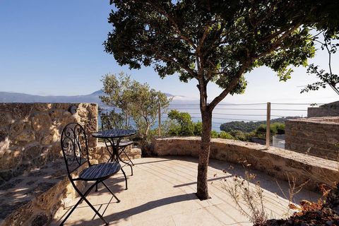 Wat als uw volgende hoofdstuk zou beginnen aan de oevers van Corfu, in een van de meest exclusieve badplaatsen van het eiland? Dit architecturale juweeltje herdefinieert luxe wonen en combineert een strak, eigentijds design met absoluut comfort en to...