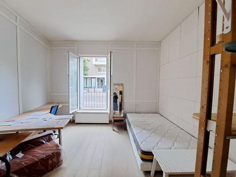 Alexandra Alpern EI vous présente Rue Olivier de Serres proche L12 Paris Porte de Versailles : Un bien rénové isolé sol et murs l'électricité neuve , le panneau et les prises. Sol isolé plus parquet haut de gamme ( factures). chauffages à inertie Alt...