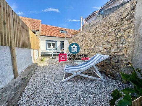 Gelegen op een steenworp afstand van de zee, in het charmante dorpje Audresselles, vissershuis bestaande uit op de begane grond: een ingerichte keuken, een woonkamer, een slaapkamer, een doucheruimte, toilet Boven: een kantoor, 2 slaapkamers. Een ter...