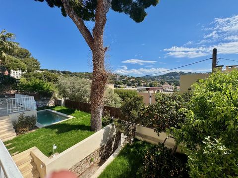 Elegante eigentijdse villa op loopafstand van het dorp? CassisIdeaal gelegen op slechts een paar minuten? op loopafstand van het bruisende hart van Cassis, biedt deze smaakvol gerenoveerde villa een zeldzame kans om de mediterrane levensstijl te omar...