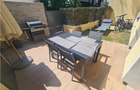 FONTENAY SOUS BOIS, à 5 minutes à pied des Ecoles Jules Ferry et Elisa Le sourd, Sophie GONZALES a le plaisir de vous proposer : Une Maison rénovée avec des matériaux de qualité de 87m2 habitables avec sa terrasse et son jardinet exposés plein sud, a...