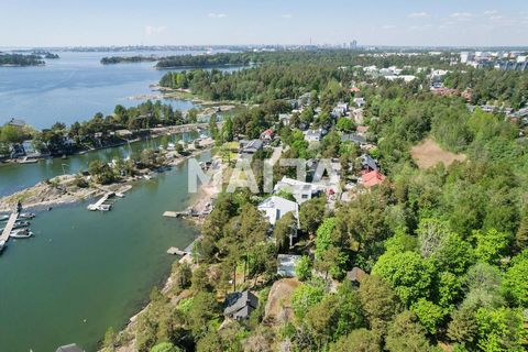 Een uniek paradijs aan zee in Hevossalmi! Deze spectaculaire residentie in funkstijl biedt luxueus wonen op drie ruime verdiepingen met een eigen perceel van 2.820 m² aan zee. Naast het hoofdgebouw is er ook een gezellige zomervilla, een strandsauna ...