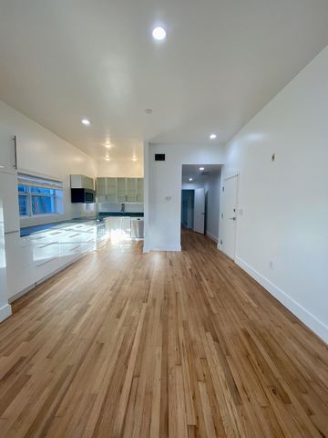 Opgewaardeerd appartement in het hart van South Beach, met houten vloeren, veel keukenkasten, roestvrijstalen apparaten, toegewezen parkeerplaats, wasmachine en droger in de unit, grote op maat gemaakte kast met matglazen deuren en gerenoveerde badka...