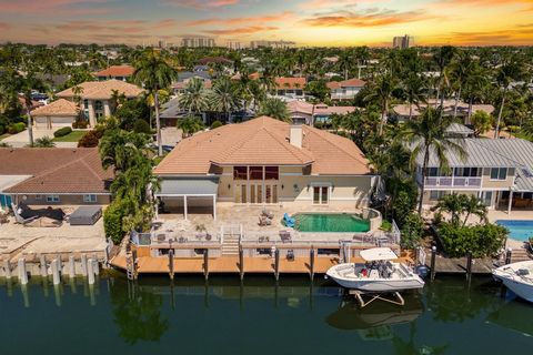 Ervaar de luxe aan het water in Florida op de Venetiaanse eilanden met dit op maat gemaakte huis met 4 slaapkamers en 3,5 badkamers met een diepwatergevel van 90 ft met directe toegang tot de oceaan en geen vaste bruggen. Geniet van adembenemende zon...