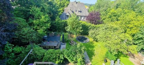 Cette maison bifamiliale, rénovée et agrandie en 2016 (construite à l’origine en 1975), à Essen-Kettwig offre tout ce que votre cœur désire. Avec 10 chambres et une surface habitable totale de 303 m², il y a suffisamment d’espace pour toute la famill...