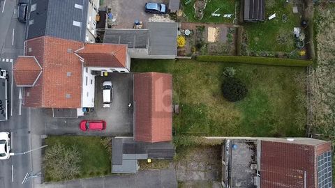 Met 8 kamers op 140 m² woonoppervlak biedt de tweegezinswoning in Bad Lausick voldoende ruimte voor een groot gezin of als investeringsmogelijkheid. De goede basissubstantie en de mogelijkheid tot zolderverbouwing maken deze woning bijzonder aantrekk...