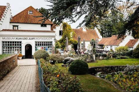 Kerkstraat 2 - This beautiful studio located in the center of De Panne is ideal for a couple or 2 friends who want to get away from it all on the coast. You are within walking distance of the tram stop De Panne kerk to take the tram to Plopsaland or ...