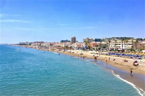 Despierta con el sonido de las olas y disfruta de la vibrante energía de la vida costera en este apartamento dúplex de elegante diseño, a solo 50 metros de la playa de Torremolinos. Ideal para hasta cuatro personas, este espacio es una escapada marav...