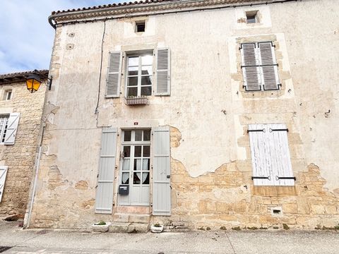 Superbe Maison de Caractère avec Grange et Jardin  Située dans un Village Pittoresque
