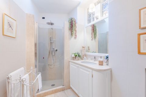 Commencez votre journée aux premières loges pour assister au réveil de Lucques : savourez un expresso et un petit-déjeuner buffet tranquille tandis que le soleil se lève sur l'emblématique Piazza Anfiteatro, admiré depuis votre balcon privé au deuxiè...