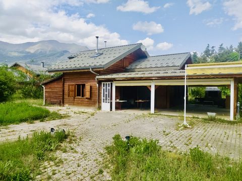 Dans une zone d’activité commerciale, industrielle et artisanale, venez découvrir ce chalet en bois ; anciennement exploité en tant que restaurant, ce bien est aujourd’hui libre de toute occupation, prêt à accueillir une nouvelle activité. Le chalet ...
