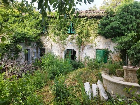 Location: Primorsko-goranska županija, Crikvenica, Jadranovo. A detached old stone building with two structures on a 250 m² plot. Located in an urban area surrounded by houses, with all utilities, just 500 meters from the main beach. Beautiful and pe...