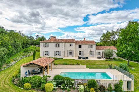 Located in the town of Saint-Vincent-sur-Graon, this large property of 400 m2 of living space, built in 2010 on a plot of almost 2 hectares, offers a perfect interpretation of the Vendéen dwelling. This unique place wonderfully combines the charm of ...