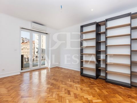 2 Bedrooms with BALCONY, fully renovated - Campo Grande - Lisbon Bright flat fully renovated with quality contemporary materials, where the uniqueness of the details prevails. Second floor of building with lift. Unobstructed view and good solar orien...