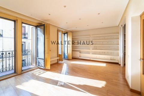 Walter Haus presents an unparalleled opportunity to create your dream home in the heart of Madrid. This bright, 127 m² exterior apartment, located on the third floor of a classic and iconic 1900s building, offers the perfect backdrop for a comprehens...