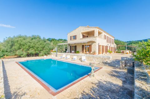 Typical Mallorcan house with private pool in the rural environment of Son Carrió (Sant Llorenç des Cardassar). It is only a few minutes drive from the beach and it has capacity or 8 or 9 guests. The house is located in Son Carrió, a little village be...