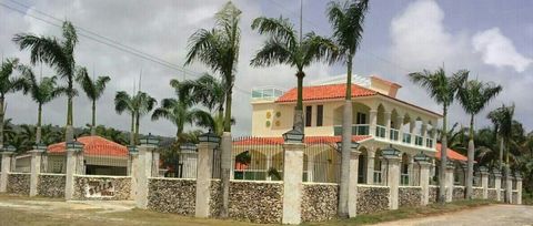 **Landelijke villa in Cabrera te koop** Deze villa met twee verdiepingen is gelegen in een landelijk gebied bovenop de kliffen van Cabrera met een fantastisch uitzicht op de oceaan vanaf het terras op de eerste verdieping en is echt geschikt voor men...