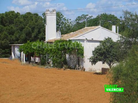 Large house of 260m2 built less than 2km from the municipal swimming pool of Vedat, Torrente, with a rustic plot of 10750m2, ideal for starting activities near the city, just 16 minutes from the city of Valencia. The villa is to reform. Auxiliary con...