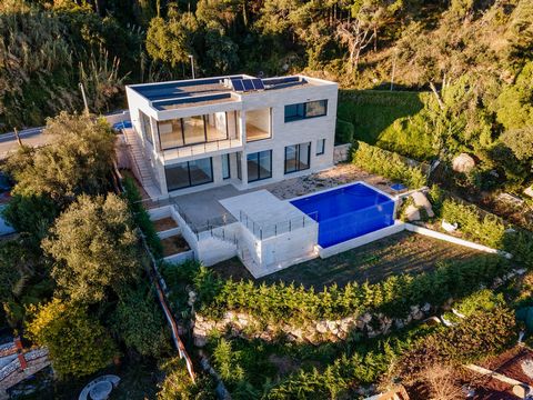 Newly built 4 bedroom villa with panoramic sea views located in the picturesque district of Roca Grossa near the center of Lloret de Mar, Costa Brava, Spain. Total constructed area of the house is 347 m2. Useful living area - 278 m2. Plot area - 818 ...