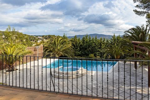 Modern villa in the picturesque and quiet village of Torre Valentina is a 10-minute walk from the beach and from the city of Sant Antoni de Calonge. The house has a spacious plot and a large swimming pool and was built from high quality materials. Th...