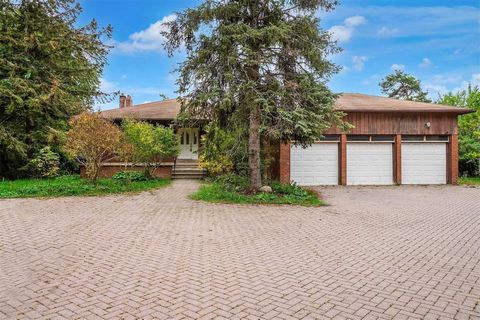 Immaculate 4 Bdrm Estate Home(Upper Floor Only). Situated On 2.28 Acres In Highly Sought After Area Of Brampton East! Open Concept Layout, Family Sized Kitchen W/ Stainless Steel Appliances & Walkout To Deck, Large Bedrooms, New Laminate & Hardwood F...