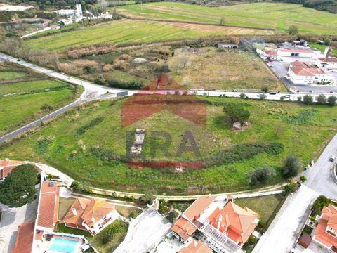 Land of 13 000m2 overlooking the Medieval Castle of Óbidos and confining with the National Road 8. Inserted into mesh classified as 'Urban spaces of level 1'. Potential for allotment, trade or tourism. Flat land with 150 meters facing National Road 8...