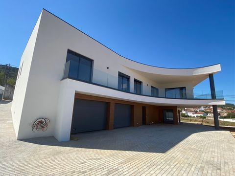 Fantastic brand-new 4 bedroom villa with 1.760 m2 of land The villa is located in a village about 2 minutes drive from the Ex-Libris of the city Rio Maior (Salinas) being this the most picturesque and touristic place in the city, which makes it very ...