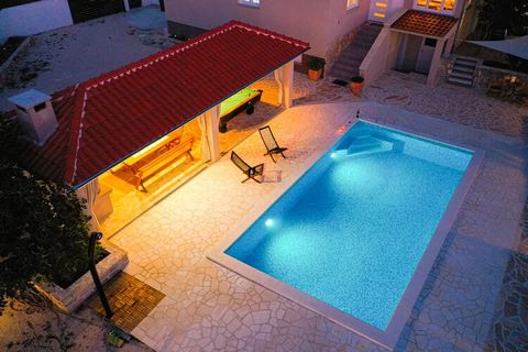 Esta villa de 3 dormitorios en Pridraga es ideal para una familia o un grupo de 7 personas con ganas de unas vacaciones en Croacia. La villa viene con una piscina privada para tomar un refrescante baño en un caluroso día de verano.