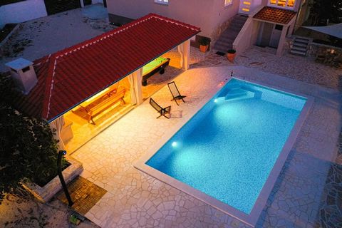 Cette villa de 3 chambres à Pridraga est idéale pour une famille ou un groupe de 7 personnes avec impatience de vacances en Croatie. La villa est équipée d'une piscine privée pour prendre un plongeon rafraîchissant lors d'une chaude journée d'été.