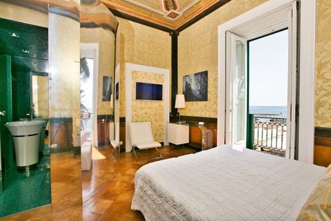 Questo bellissimo appartamento si trova a Minori, in Campania. Ci sono due camere da letto che possono ospitare 5 persone. È una sistemazione perfetta per una vacanza in famiglia. Puoi tuffarti nella freschezza della piscina. L'appartamento si trova ...