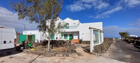 In the north of the island of Fuerteventura, in the town of Corralejo is this duplex. It is located in the upper area of Corralejo, so there is a great view over the town, the island of Lobos, Lanzarote, the beaches and the volcanoes. The duplex has ...