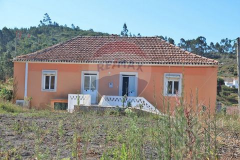 Description Investment Villa in Vale de Lobos: Great investment opportunity 3 km from Belas Clube de Campo and the entrance of the A16 to Lisbon or Sintra-Cascais, 20 km from Lisbon and at the same time from the beaches of the west coast of Sintra. V...