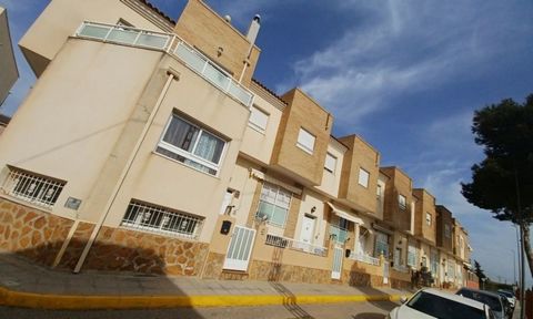 Townhouse located in the town of Los Montesinos, walking to all kinds of services, such as a bus stop, shops, supermarkets, restaurants,... 9 km from the beaches of Torrevieja and Orihuela Costa. The house has two floors. Entrance with a spacious, br...