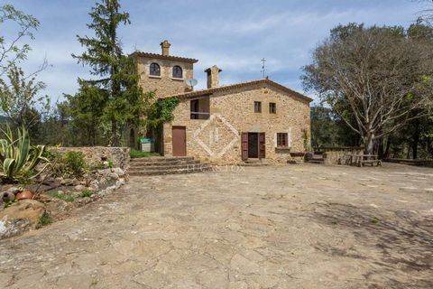 Between holm oak forests and green meadows, we find this country house located in a privileged environment, on the slopes of the Rocacorba mountain, bordering the Rissec river and a short distance from the city of Girona. In this elevated position, a...