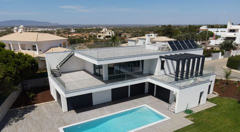 Contemporary brand new villa located in a recent urbanization near Ferragudo. This fantastic property is built on three levels. on the ground level, there are four bedrooms and an office. All have private bathrooms, and access to the garden and swimm...