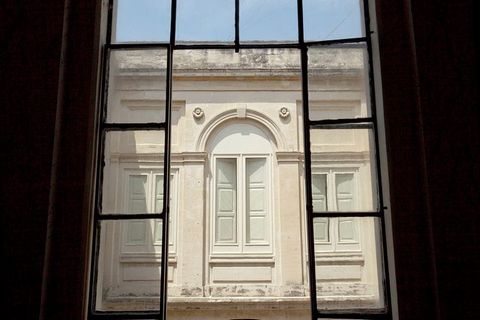 In het betoverende historische centrum van Lecce, een beroemde barokke stad in het zuiden van Italië, vindt u Palazzo Pio, een elegant, 19e-eeuws gebouw dat tot de meest eclectische van de stad behoort. De woning is gebouwd in 1872 en afgewerkt aan h...