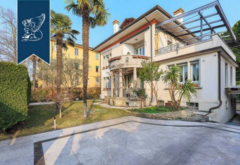 Au Lido di Venezia, en position centrale dans le cadre prestigieux du centre résidentiel de l'île, cette splendide villa de style Art Nouveau datant de 1920 est à vendre. La prestigieuse demeure, complètement rénovée en 2010 avec un grand soin d...