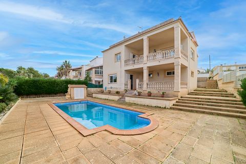 Experience the luxurious side of life in this private villa with stunning views of the Bay of Palma. The detached villa in a quiet location offers access to two balconies and a renovated roof terrace, perfect to enjoy the views. Inside there are 3 be...