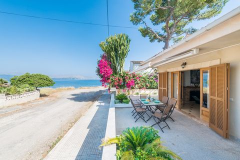 Fantastic house by the sea with beautiful mountain views and capacity fot 7 people. It is located in Manresa, a quiet residential area of Alcudia. Simple take you beach towel, or maybe not even that, walk about 20 steps and refresh in the salted wate...