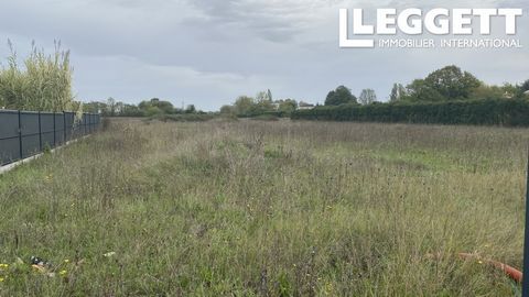 A18125ANB17 - Flat plot of approximately 3345m2 with building permission in place for 2 houses in the heart of pretty village. There is water and electric connection on site and an access road already in place. Information about risks to which this p...