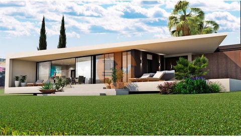 Une villa 3 chambres est une maison comprenant trois chambres, un salon, une cuisine et une piscine extérieure. La propriété présente des finitions de haute qualité, ainsi que des espaces vastes et lumineux pour profiter de la vue. Situé à Costa Esur...