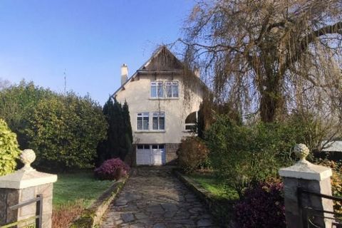 An imposing village house with 586m2 of garden and small stone building with its own access at the back of the garden.   The property is in the small village of Paule, which has a bakery, bar/tac and a shop, the larger towns of Carhaix and Rostrenen ...
