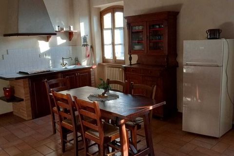 This lively holiday home in Montone is ideal for a family or friends. The shared swimming pool and garden offers you some relaxing time while enjoying the break. The supermarkets and restaurants are 2 km away from the home. You can plan a picnic day ...