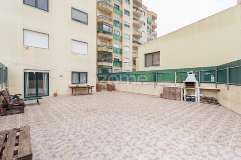 Identificação do imóvel: ZMPT555904 Refurbished 2 bedroom apartment, with large terrace, Box garage, and 2 elevators. This apartment has 2 bedrooms with generous areas, equipped kitchen, pantry and living room with wood burning stove. It benefits fro...