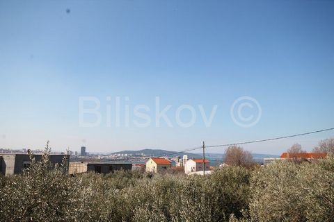 Solin, a building plot of 1741m2 rectangular shape, for sale. To the land leads an asphalt road and is located in the area of the family houses and the shape of the plot is ideal for the division for the construction of two houses. There is currently...